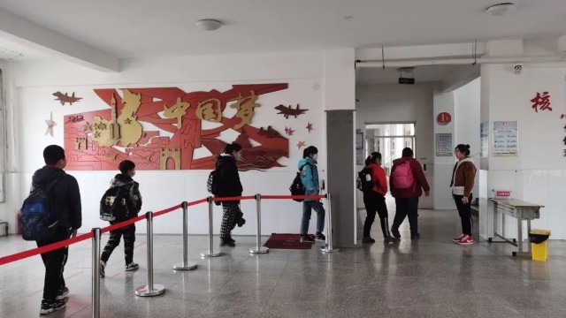 校門口裝智能安檢門查手機(jī)，這事你怎么看？